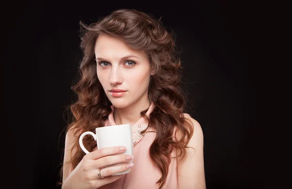 Belle fille boire du thé ou du café — Photo