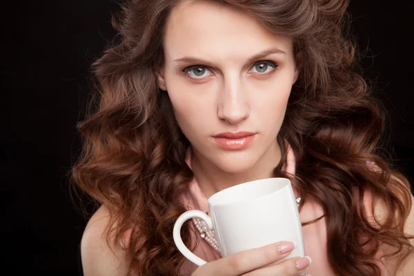 Piękna dziewczyna picia kawy lub herbaty — Zdjęcie stockowe