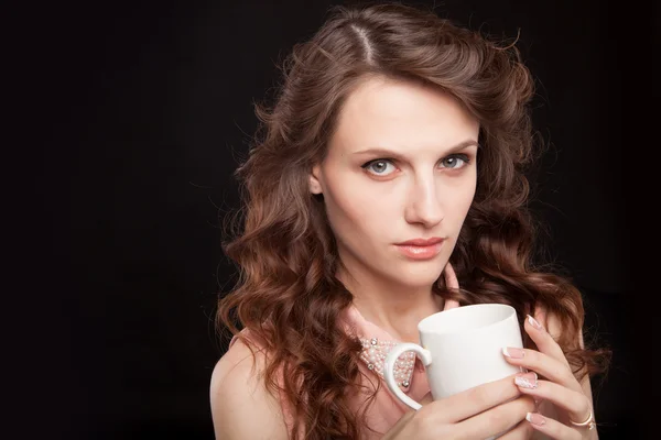 Belle fille boire du thé ou du café — Photo