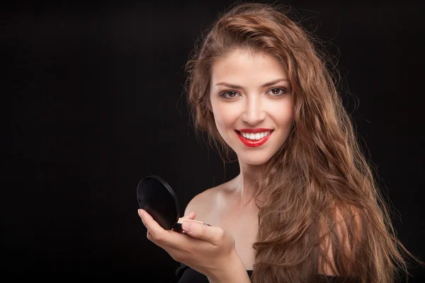 Menina beleza aplicando maquiagem — Fotografia de Stock