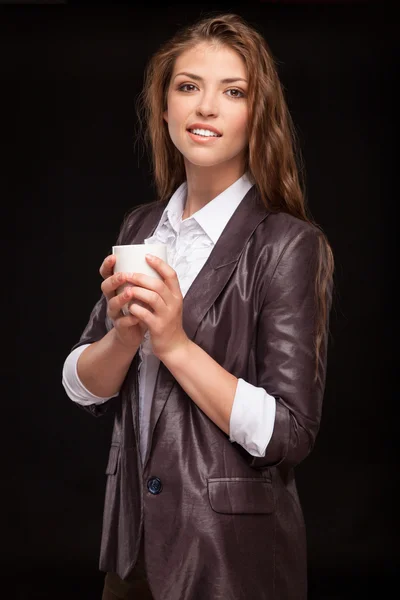 Femme buvant du café avec tasse — Photo