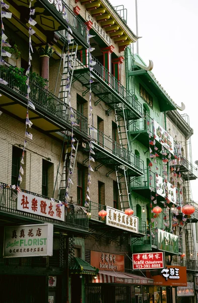 Chinatown San Francisco Chinese Lanterns Hang Buildings — Fotografia de Stock