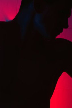 Neon ışıkları yakın çekim. Neon kırmızısı erkek portresi