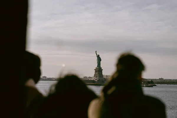 Bedava Staten Island feribotu. Feribottan Özgürlük Heykeli görünümü