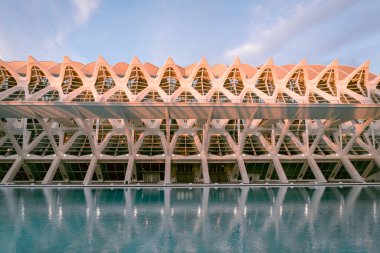 Beyaz fütürist bina. Modern Avrupa mimarisi. 