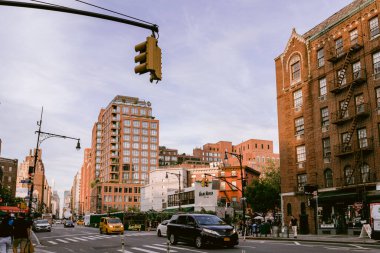 Chelsea, New York 'ta sokak manzarası. Chelsea 'de sokak trafiği ve binalar. Meatpacking semtindeki 14. cadde boyunca uzanan tarihi binaların görüntüsü