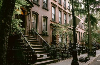 New York 'un tipik cepheleri. NYC, ABD 'deki kahverengi tuğlalı evler