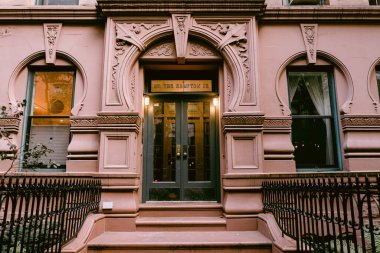 New York 'taki Brownstone evi. Chelsea bölgesindeki ve New York 'taki Brooklyn' deki evlerin tipik dış merdivenleri ve kapıları.