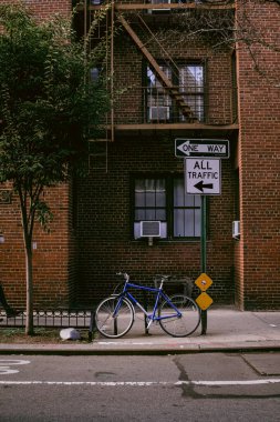 New York 'un tipik cepheleri. NYC, ABD 'deki kahverengi tuğlalı evler
