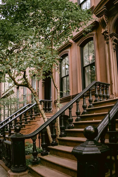 New York 'un tipik cepheleri. NYC, ABD 'deki kahverengi tuğlalı evler