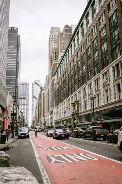 ブロードウェイ ストリート ニューヨーク ニューヨークの通りで活気のある交通 道路上の赤いバスレーン — ストック写真