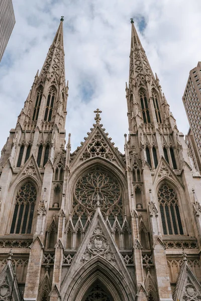 St. Patrick Katedrali New York 'un ana ilgi odağı. St. Patrick Katedrali 'nin ana girişi. ABD 'de gotik mimari