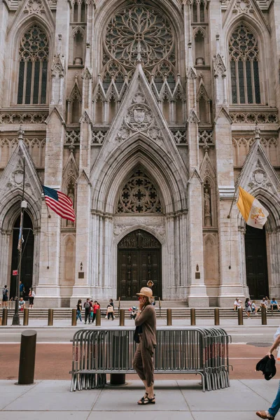 聖パトリック大聖堂はニューヨーク市の主要観光スポットである 聖パトリック大聖堂の正面入口 アメリカ合衆国におけるゴシック建築 — ストック写真