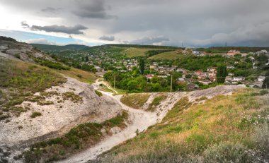 un insediamento è in un canyon di montagna