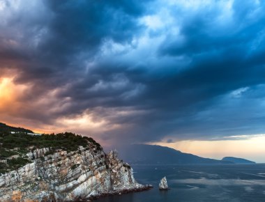 bulutlar deniz ve Kırım kayaların üzerinde