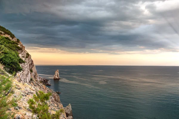 Nuvole sopra il mare e le rocce della Crimea 1 — Foto Stock