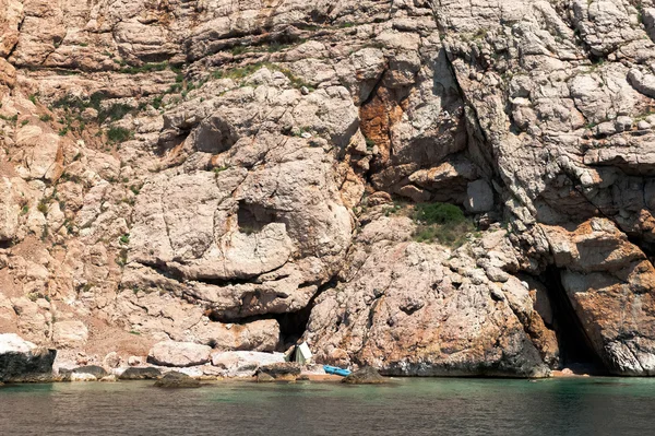 바다 위에 차가운 바위 — 스톡 사진
