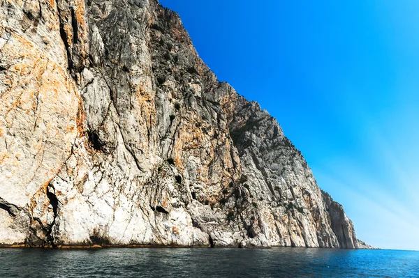 De hoge rots door de zee 8 — Stockfoto