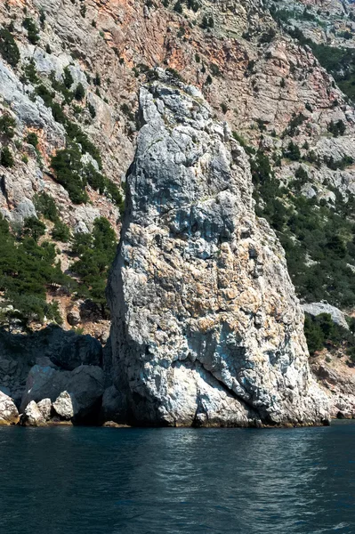 Der hohe Felsen am Meer — Stockfoto