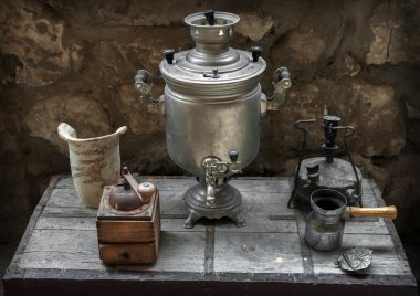 eski semaver, kahve makinesi kahve değirmeni, kandil