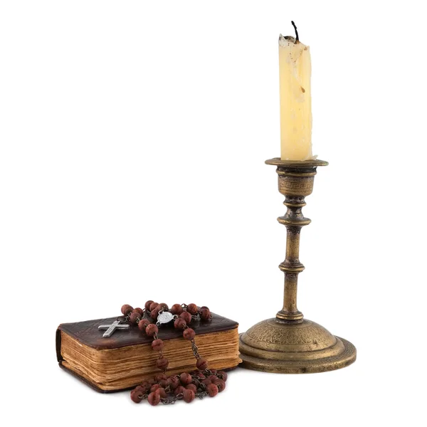 A Bíblia com contas e velas — Fotografia de Stock