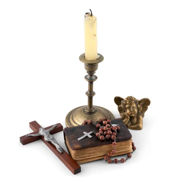 圣经 》 与珠、 天使和蜡烛 6 免版税图库图片