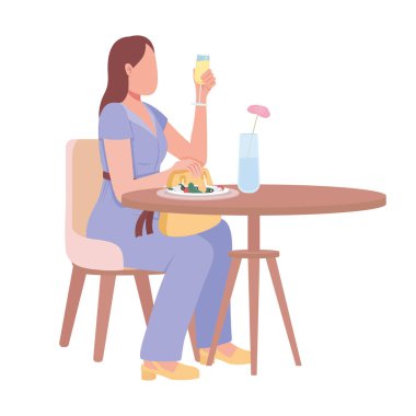 Köpüklü meyve suyu ve salata yarı düz renk vektör karakteri seven bir kadın. Oturan bir figür. Beyazın üzerinde tam vücut insan. Web grafik tasarımı ve animasyonu için basit çizgi film stili çizimi