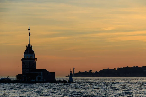 İstanbul ve Bakire Kulesi 'nin tarihi yarımadası gün batımında. 