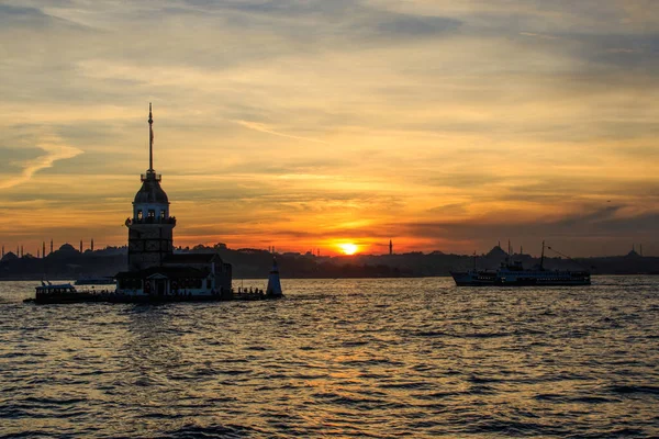 Silueta Panenské Věže Kiz Kulesi Barvách Západu Slunce Istanbul Panenská — Stock fotografie