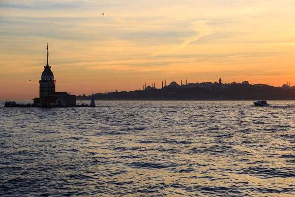 Historiska Halvön Istanbul Och Jungfrutornet Vid Solnedgången — Stockfoto