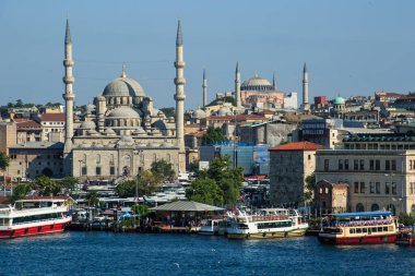 Yeni Cami (Yeni Cami) ve turne tekneleri ile Haliç manzarası, İstanbul-Türkiye.