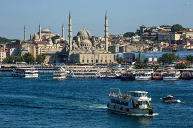 İstanbul-Türkiye 'nin tarihi bölümünde tur tekneleri.