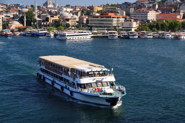 Turbåt Golden Horn Istanbul Turkiye — Stockfoto