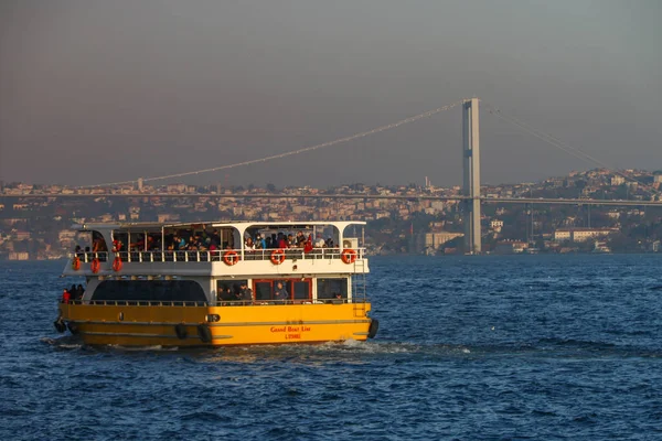 Tour Boat Passengers Going Bosporus Istanbul Turkey — Zdjęcie stockowe