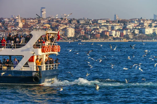 Экскурсионное Судно Пассажирами Направляющимися Босфор Стамбул Турция — стоковое фото
