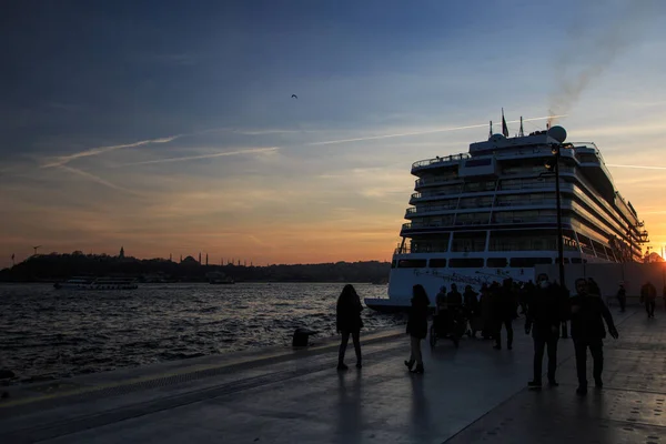 Touristen Und Kreuzfahrtschiff Galataport Istanbul Turkiye — Stockfoto