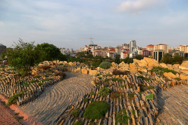 Yeşil alan tasarımı ve şehir silueti, İstanbul-Türkiye. 3 Ekim 2018.