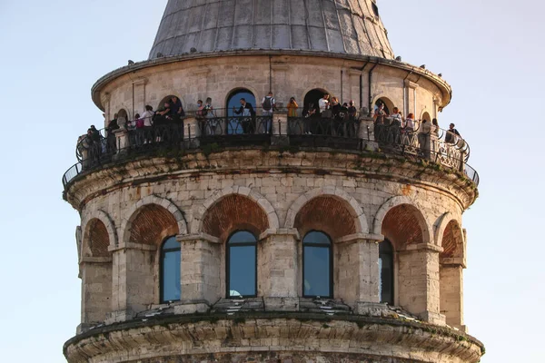 Turistler İstanbul-Türkiye 'deki tarihi Galata Kulesi' nin terasından fotoğraf çekiyorlar. Kasım. 4., 2021. Galata Kulesi İstanbul 'un en ziyaretçi ilginçliklerinden biri.. 