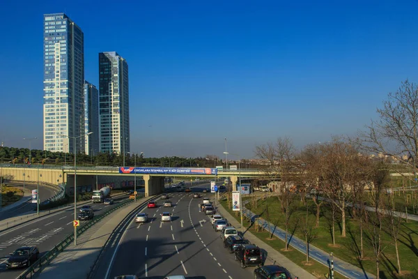 Paso Elevado Nuevos Edificios Gran Altura Cerca Autopista Estambul Turkiye — Foto de Stock