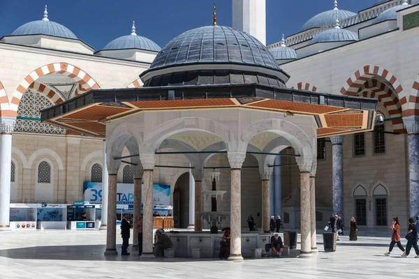 Shadirvan Fuente Mezquita Buyuk Camlica Estambul Turkiye — Foto de Stock