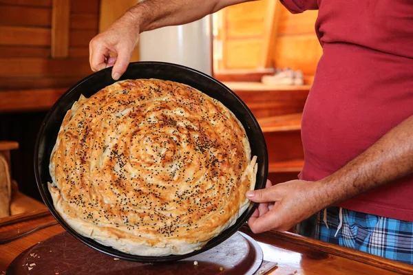 Taze pişirilmiş geleneksel Türk turtası (Borek) tavada.