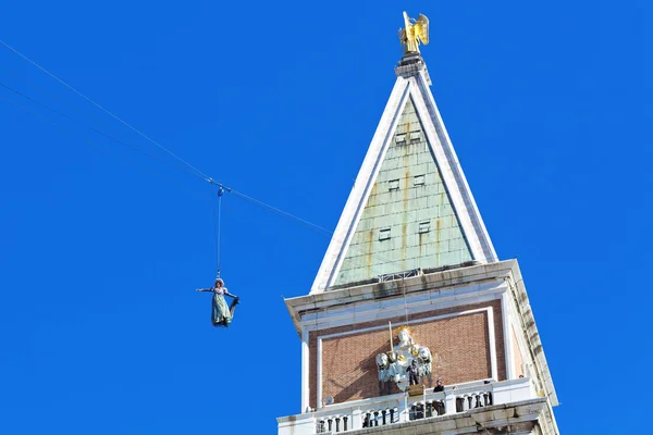 Let holubice ze zvonice na náměstí svatého Marka v v — Stock fotografie