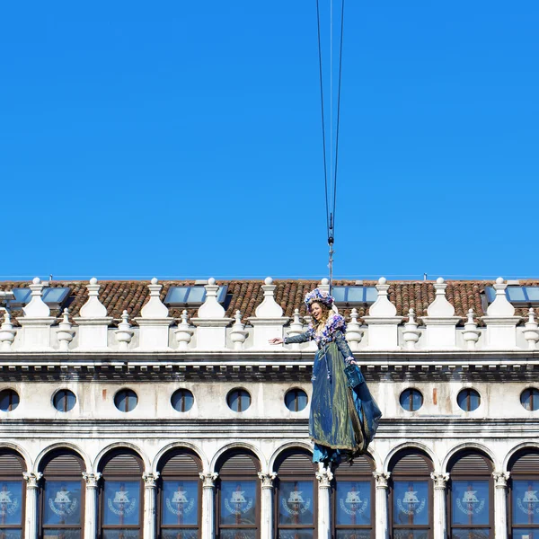 Flight of the dove from the bell tower of St. Mark's Square in V — Stock Photo, Image