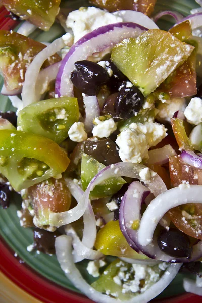 Gresk salat på keramisk plate – stockfoto