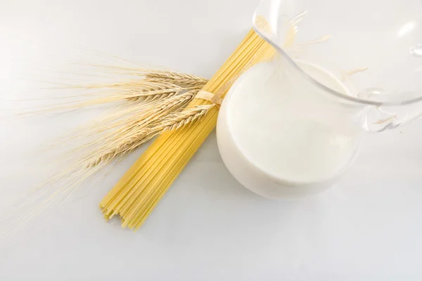 Milk and pasta — Stock Photo, Image
