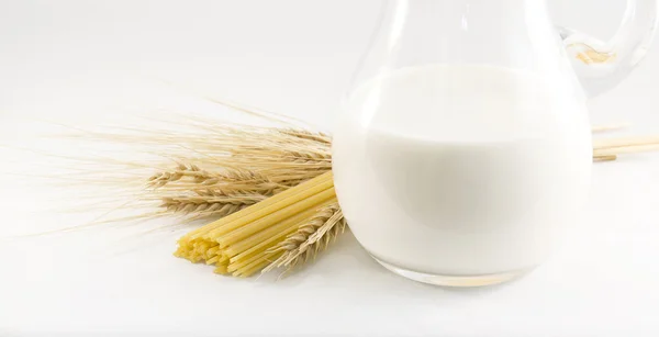 Milk and pasta — Stock Photo, Image