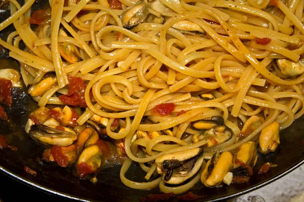 Спагетти с морепродуктами в процессе приготовления — стоковое фото