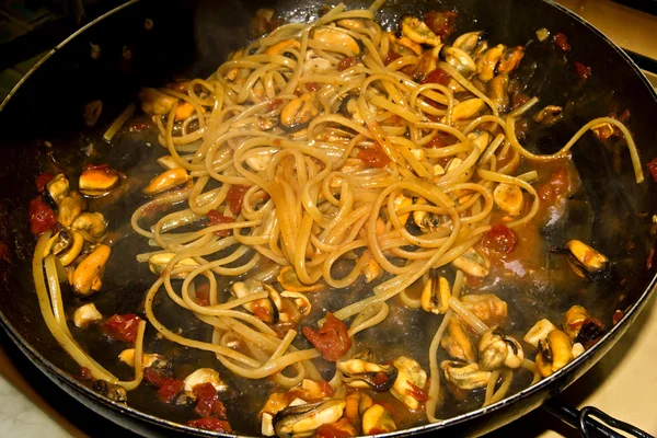 Spaghete cu fructe de mare în pregătire — Fotografie, imagine de stoc