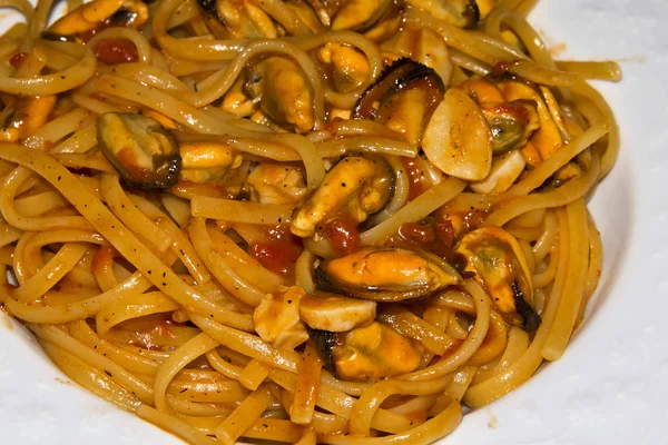 Спагетти с морепродуктами в процессе приготовления — стоковое фото