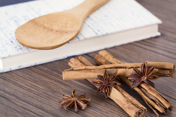 Stars anise and cinnamon — Stock Photo, Image